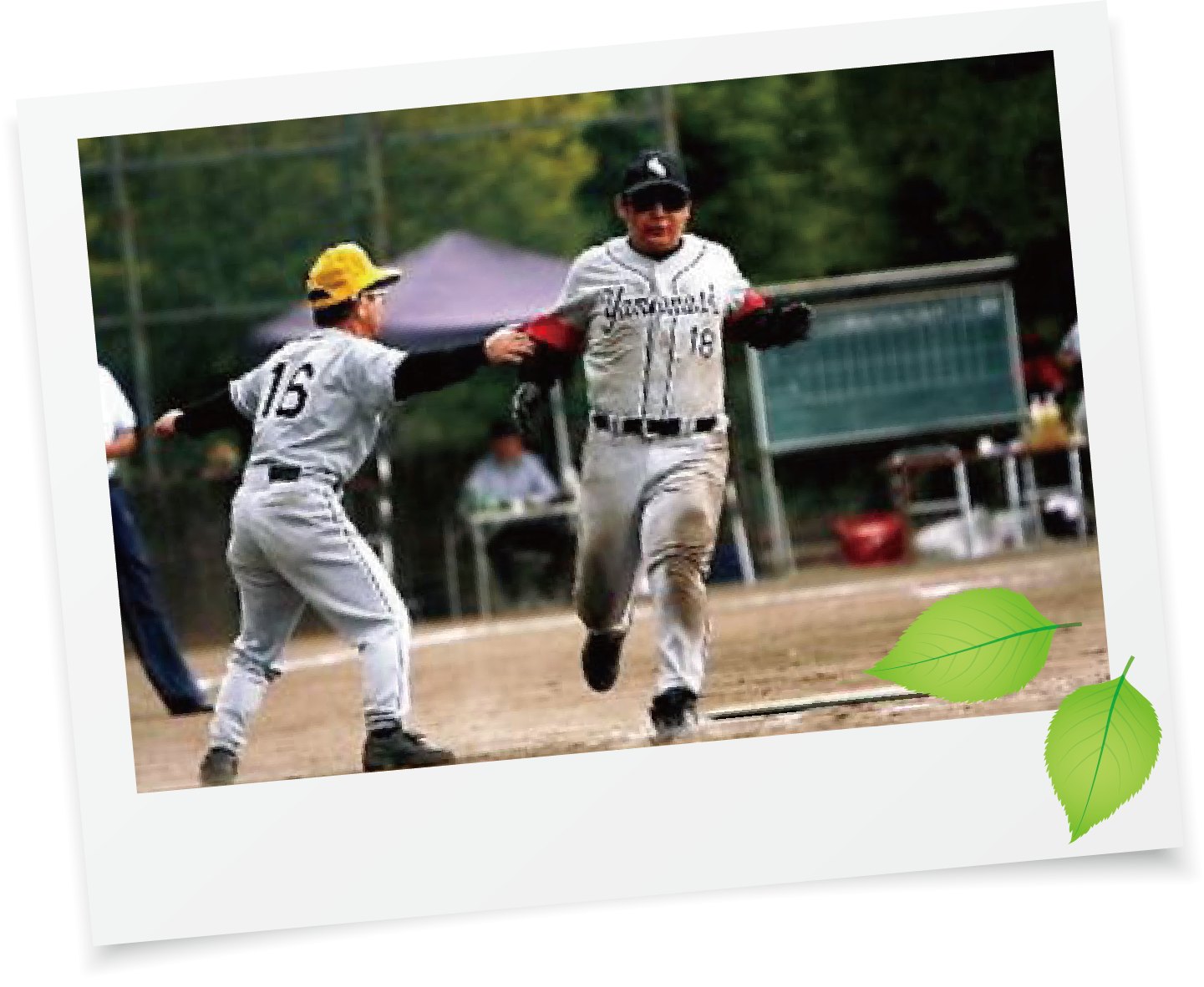 グランドソフトボールの試合の写真と、グランドソフトチームの集合写真です。