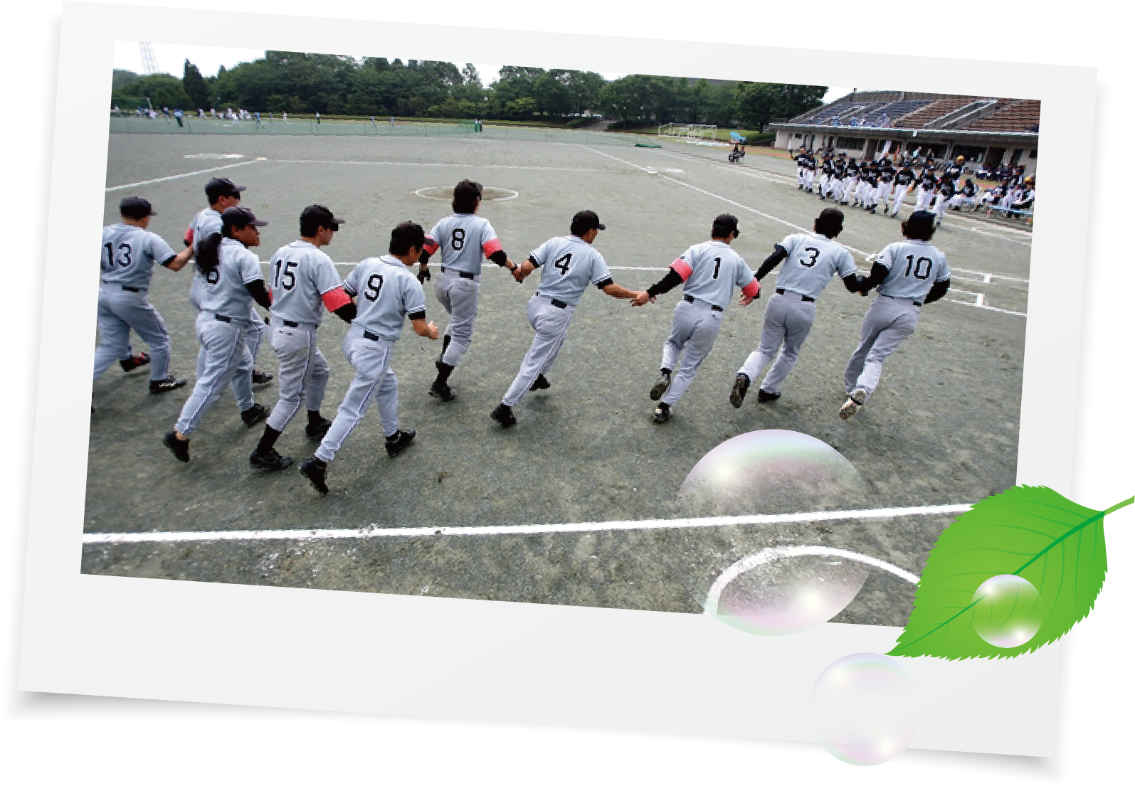 グランドソフトボールの試合の写真と、グランドソフトチームの集合写真です。